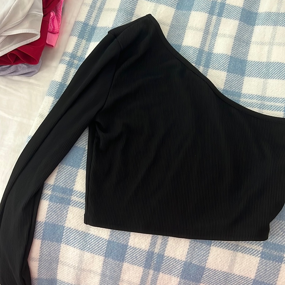 Black one shoulder sleeved crop top